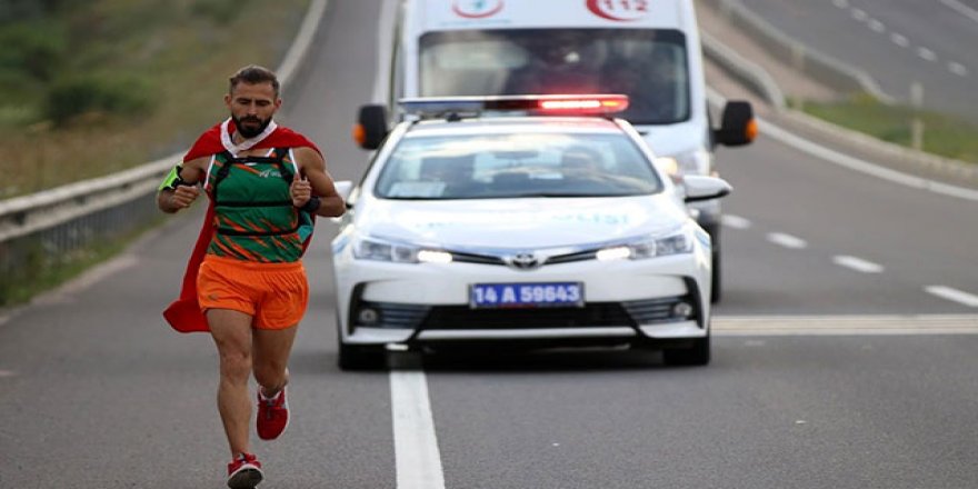 Türk bayrağını yırtan Yunan vekile tepki için 500 kilometre koşacak