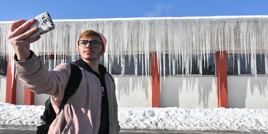 Sivas'ta 4 metrelik buz sarkıtları oluştu