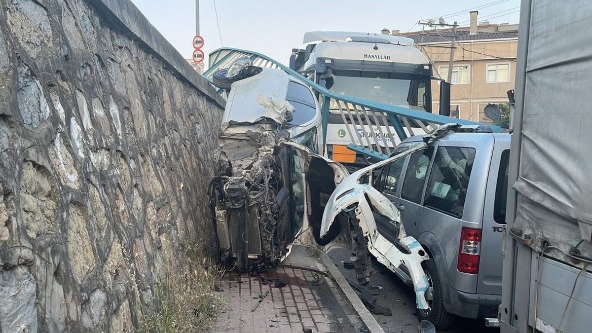 Gebze'de otomobil uçtu: 3 metrelik düşüşün ardından minibüs ve iki araca çarptı