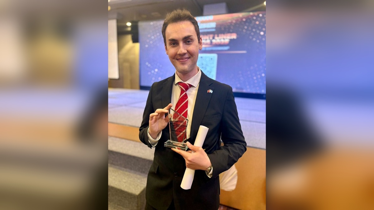 Sabiha Gökçen Havalimanı çalışanı Barış Burak Demirayak'a ödül: Minik yolcunun mutluluğu ödül getirdi