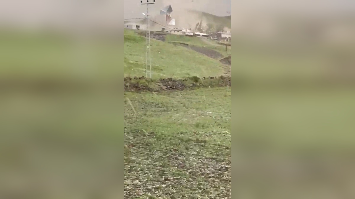 Kars'ta şiddetli rüzgar: Evlerin çatıları uçtu