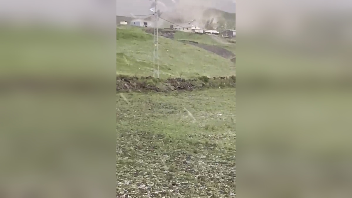 Kars'ta şiddetli rüzgar 6 evin çatısını uçurdu