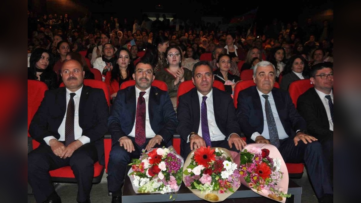 Kars'ta Azerbaycan rüzgarı esti: Geleneksel kıyafetler ve türkülerle unutulmaz gece