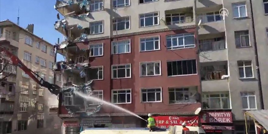 Bahçelievler'de riskli binaların yıkımı başladı