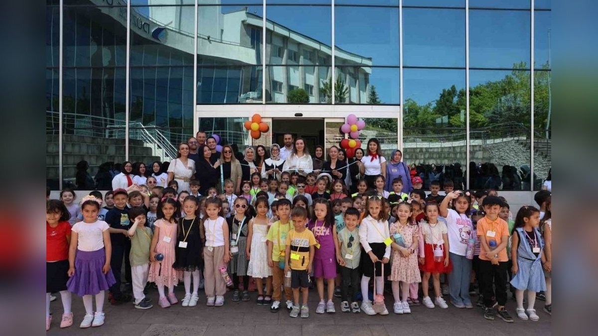 Düzce Üniversitesi'nde 'Çocuklar gülerse dünya güler' etkinliği