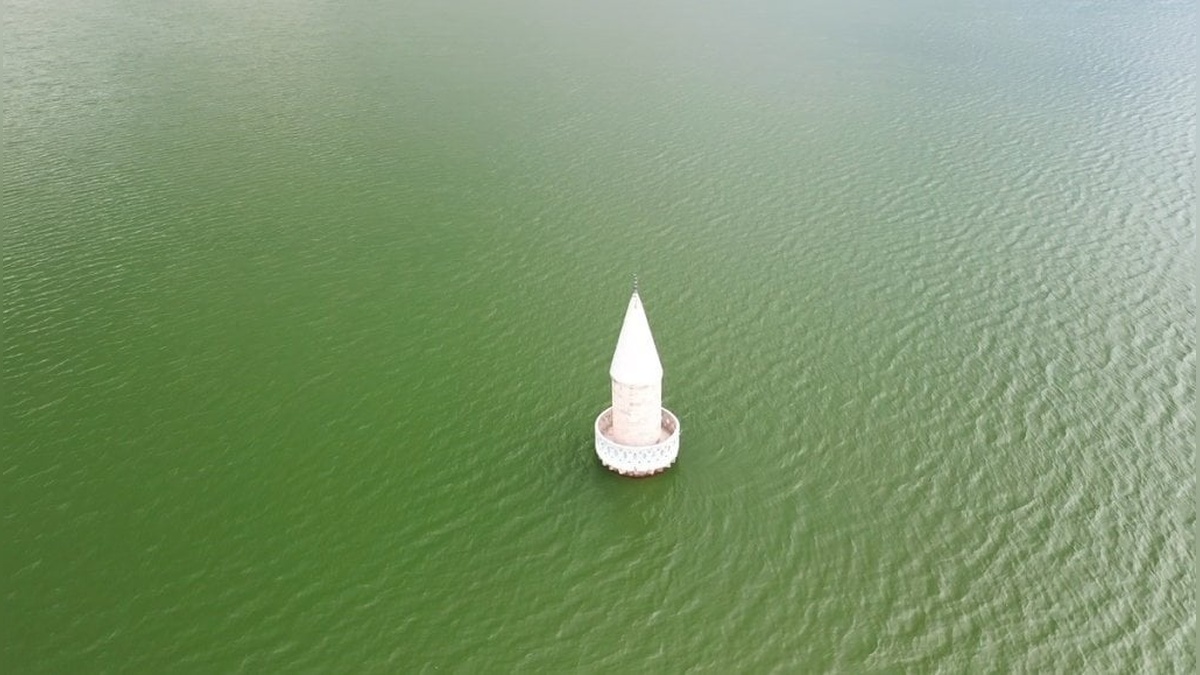 Kars'ta Karakurt Barajı suları altında kalan köyden geriye sadece minare kaldı