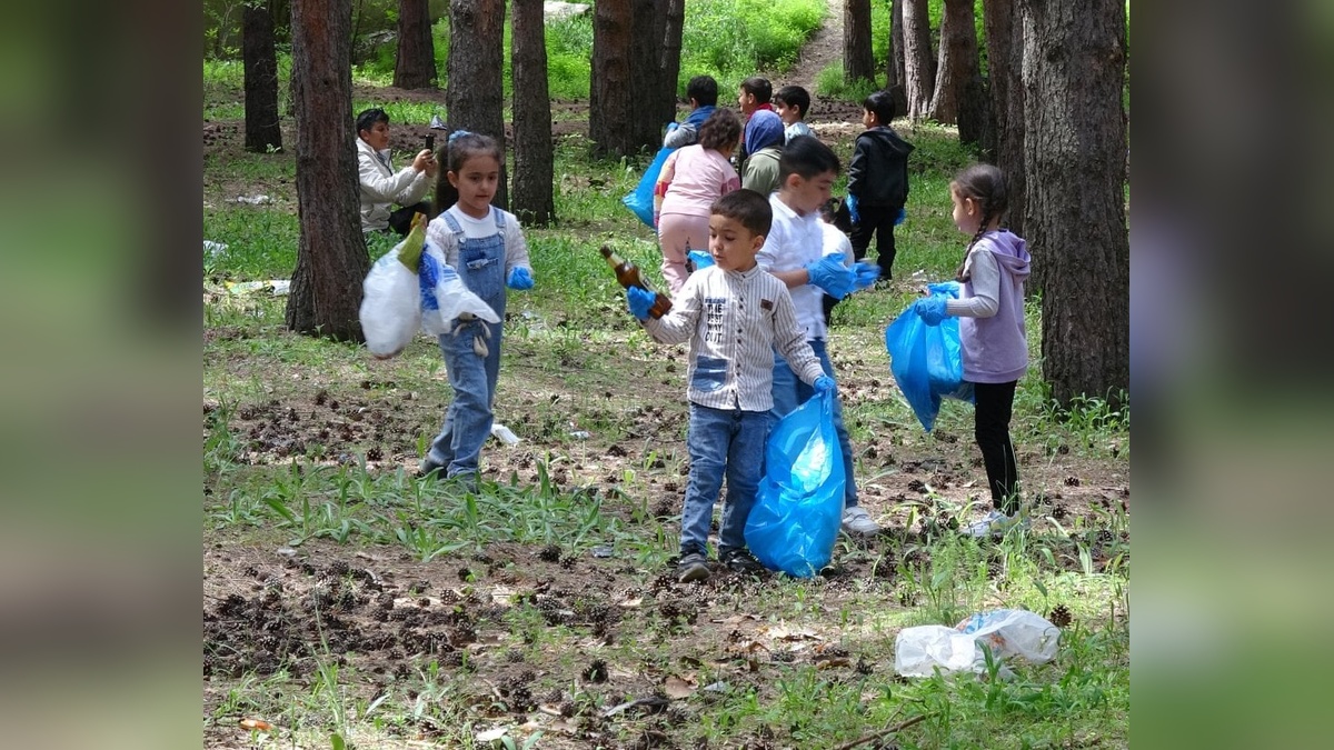 Erzurum'da anaokulu öğrencileri çevre temizliği yaptı