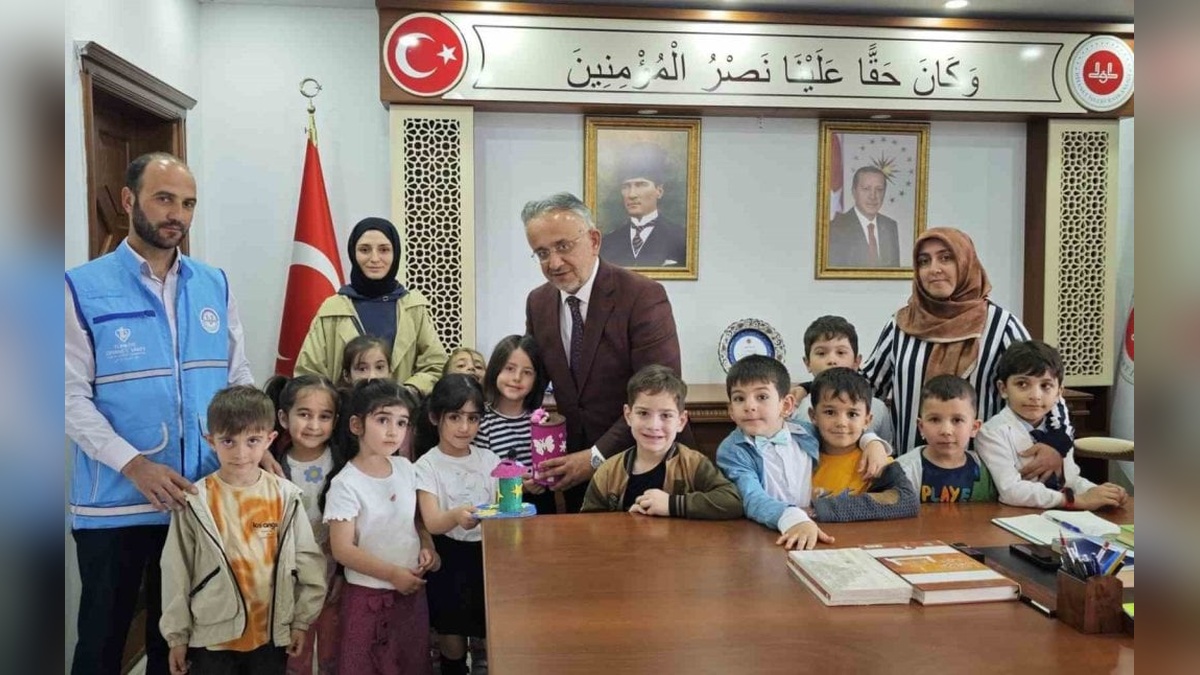 Bayburt'ta minik öğrenciler harçlıklarını yetim çocuklara bağışladı