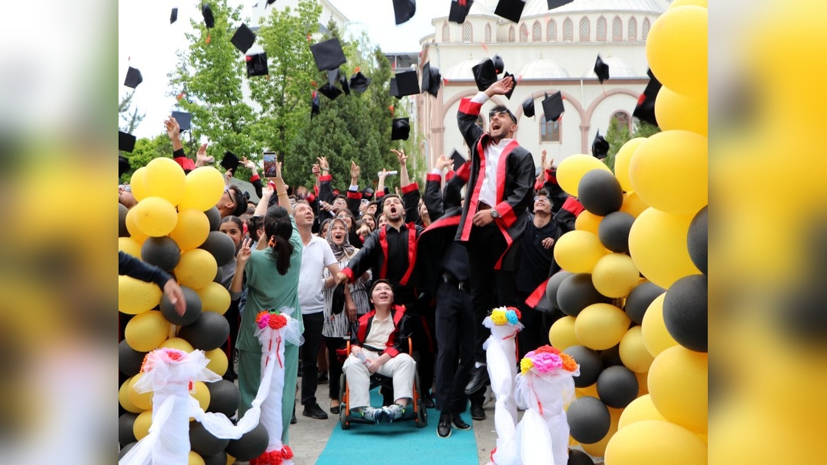 Van'da DMD hastası Halil İbrahim İriş, liseden mezun oldu