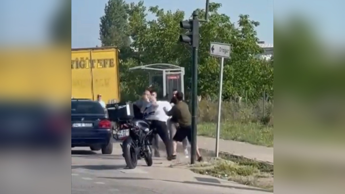 Bursa'da yol verme kavgası: Sürücüler anayolu boks ringine çevirdi