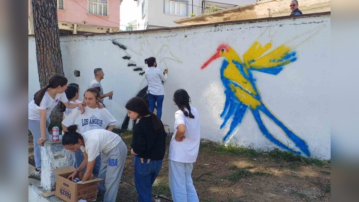 Aydın'da okul duvarları öğrenciler tarafından boyandı