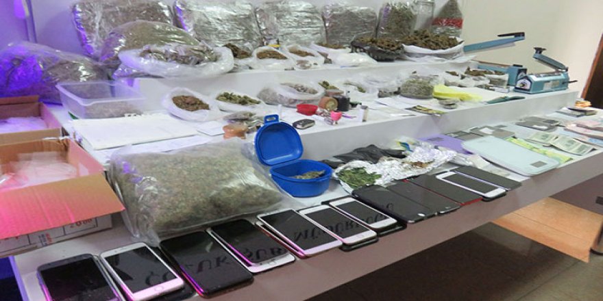 İstanbul'da okul çevrelerinde uyuşturucu satan çeteye operasyon