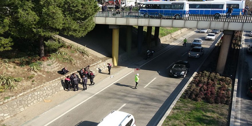 Köprülü kavşaktan atladı, otomobilin üzerine düşüp, ağır yaralandı