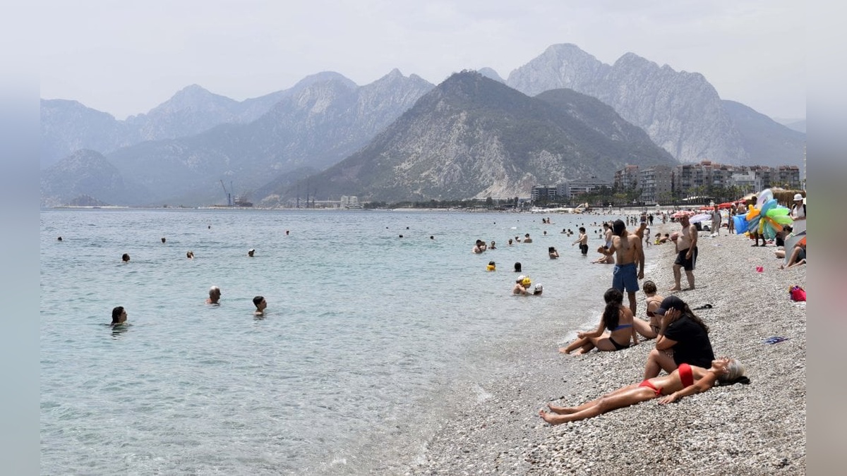 Antalya'da sıcak hava Konyaaltı Sahili’ni doldurdu