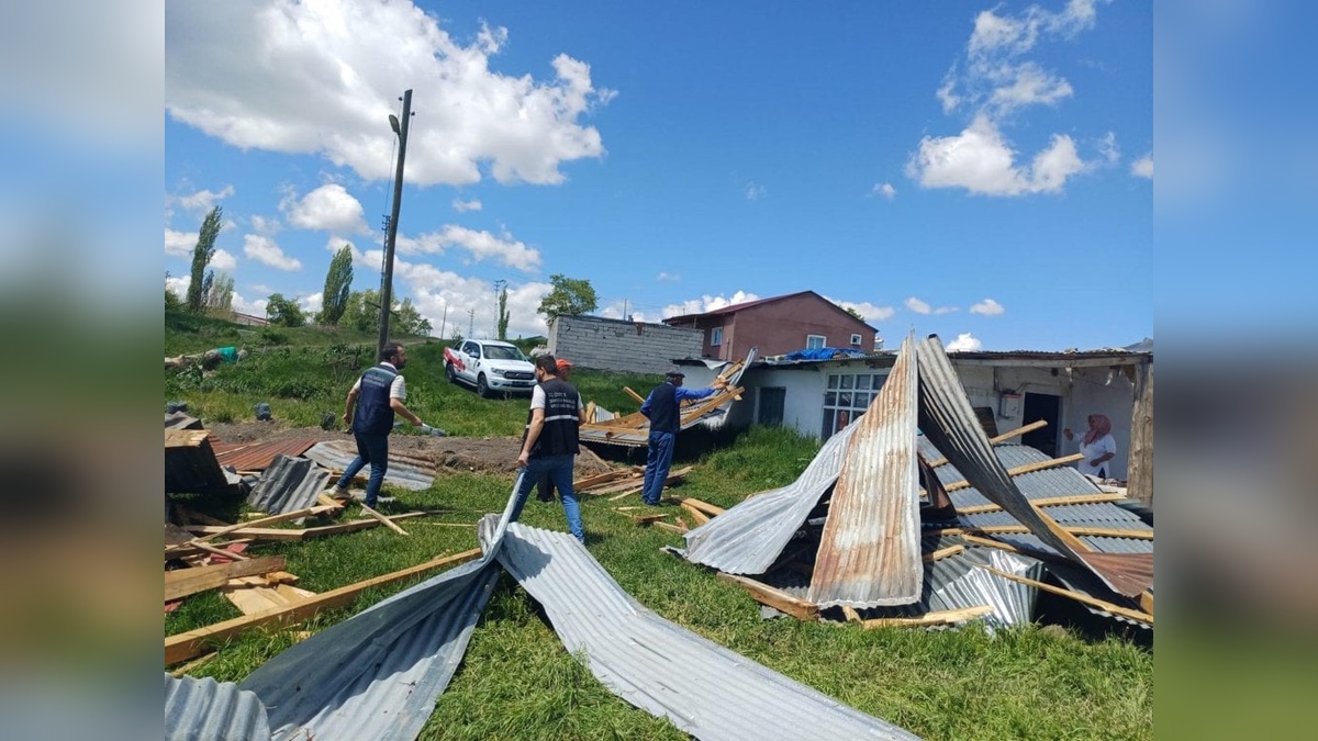Kars'ta fırtına hasarı: 8 ev ve 3 ahırın çatısı uçtu