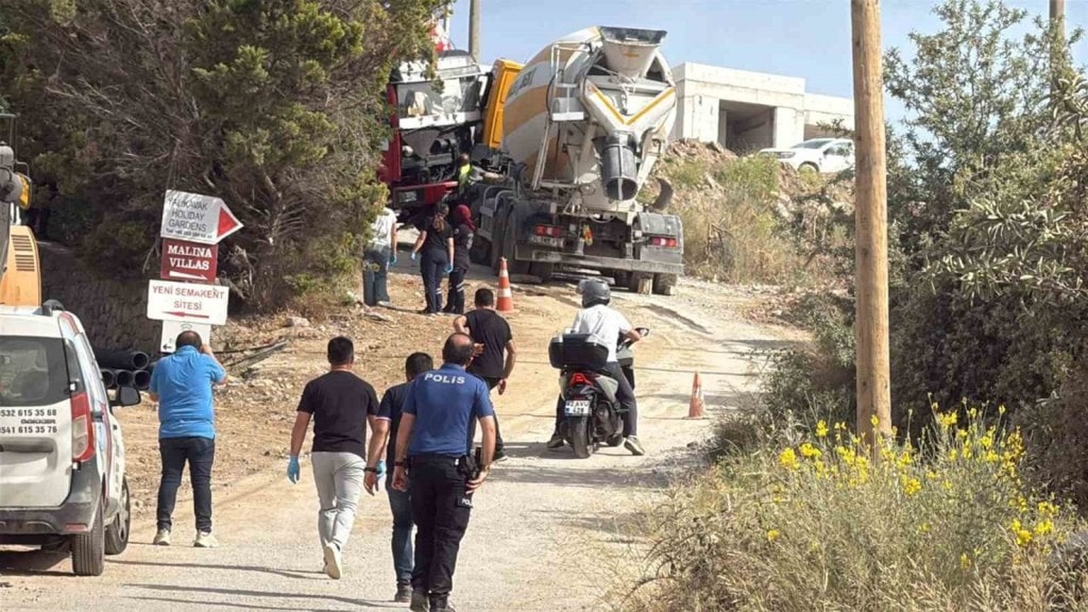 Bodrum'da beton mikseri ile kamyonet arasında kalan sürücü hayatını kaybetti