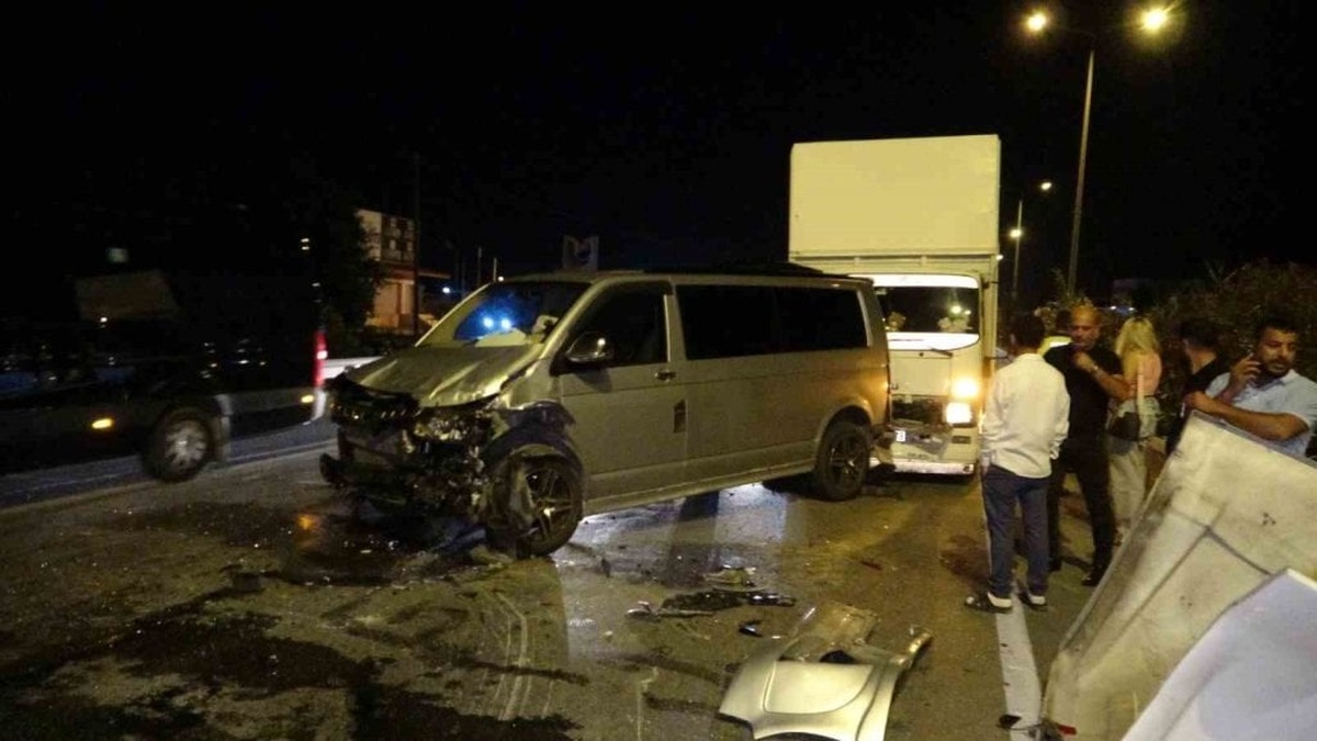 Manavgat'ta 5 araçlı zincirleme kaza: 3 yaralı
