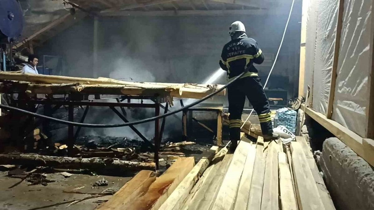 Burdur'da hizar atölyesinde çıkan yangın söndürüldü