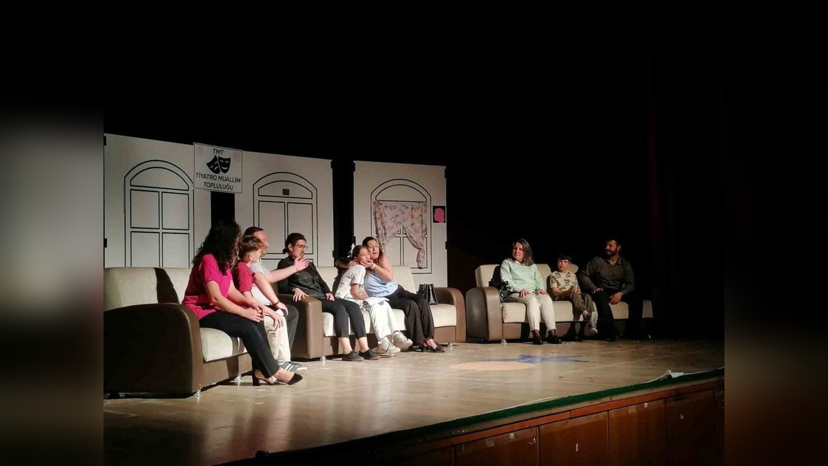 Mut'ta öğretmenler 'Gülelim Güldürelim' adlı tiyatro oyunu ile sahnede