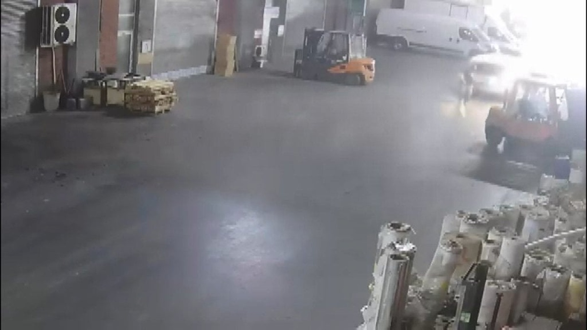 Başakşehir'de geri manevra kazası: Hafif ticari araç yayaya çarptı