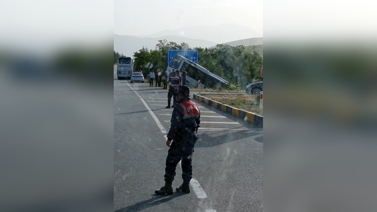 Isparta'da tur otobüsü şarampole devrildi: 16 yaralı