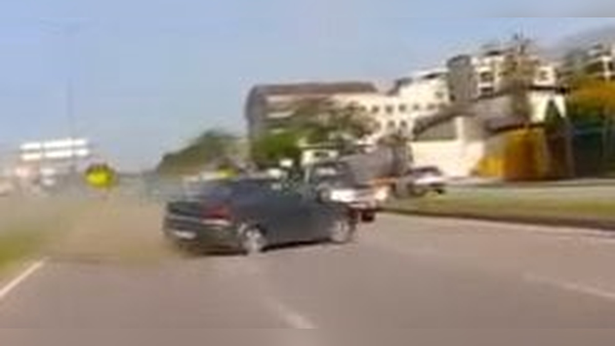 Bursa'da lastiği patlayan otomobil karşı şeride geçti