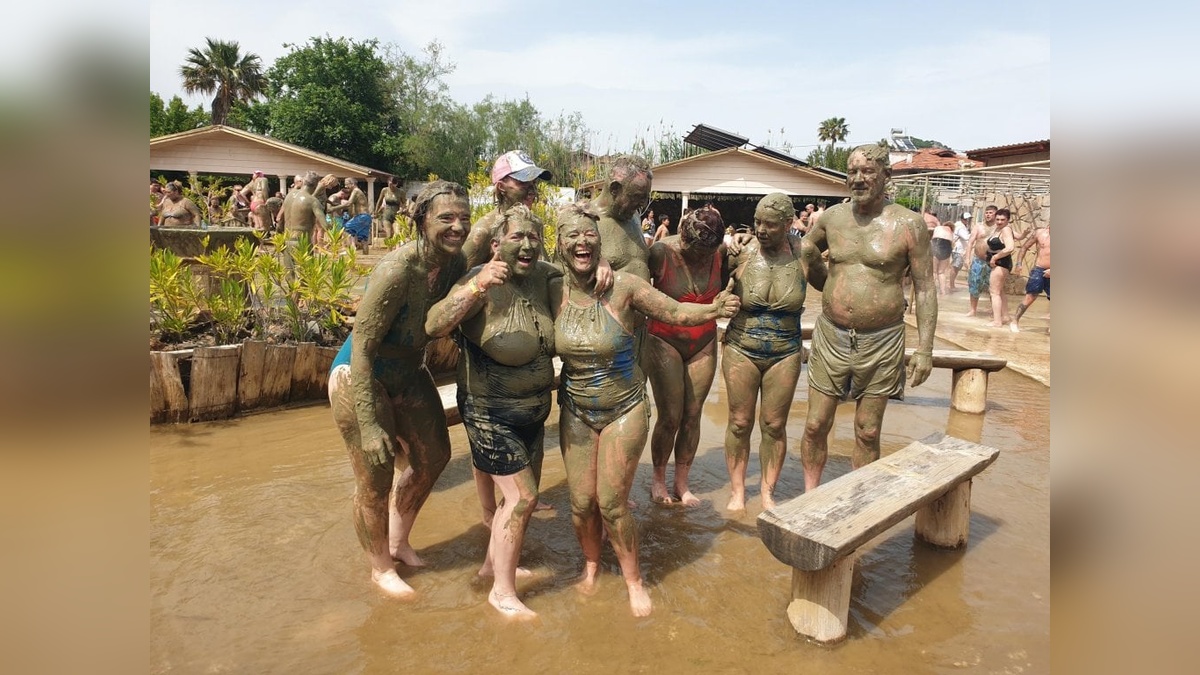 Dalyan'da çamur banyosu keyfi