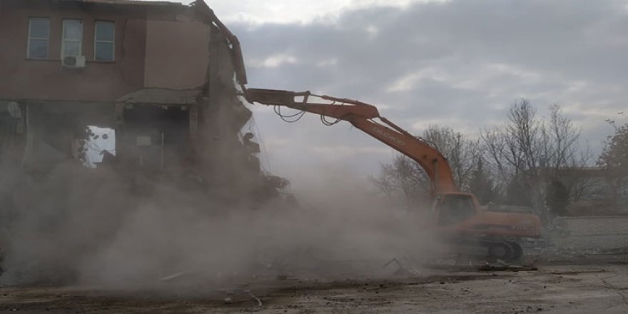 Elazığ'da, ağır hasarlı okulların yıkımı sürüyor
