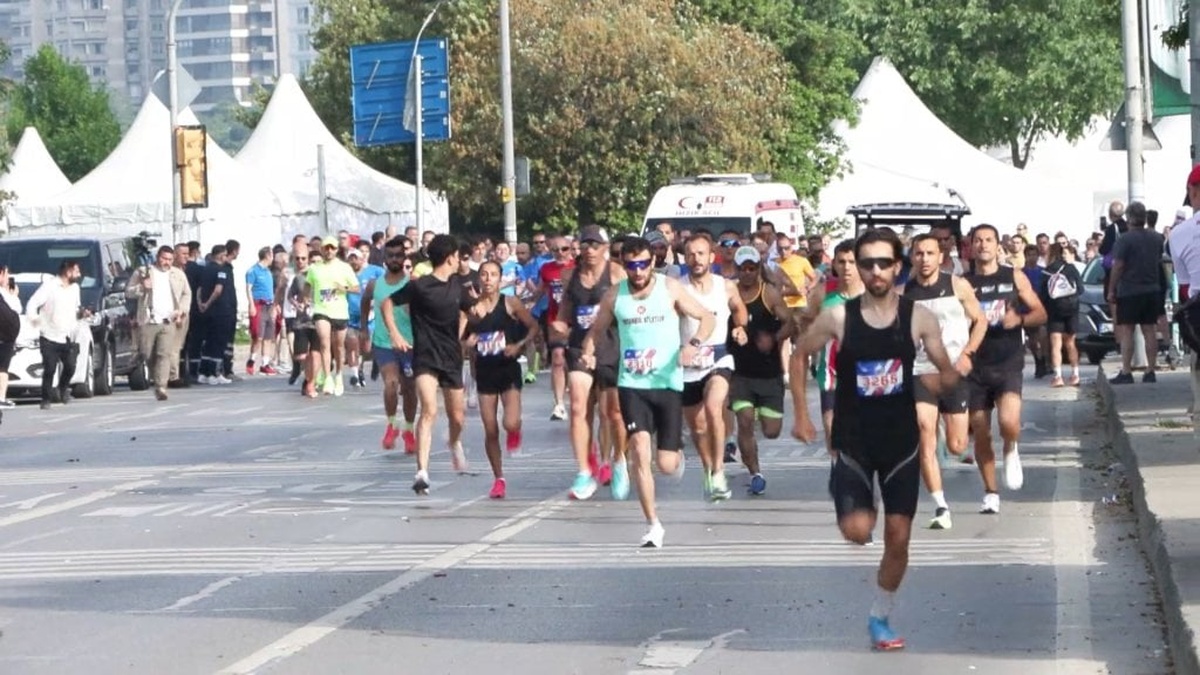 CHP lideri Özel, Kadıköy Halk Koşusu'na katıldı: İmamoğlu ile seneye birlikte koşacağız