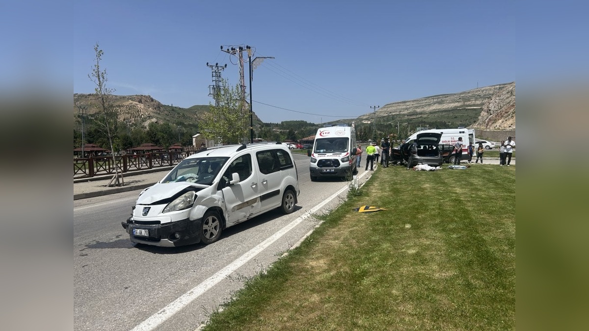 Sivas'ta trafik kazası: 3'ü çocuk 6 kişi yaralandı