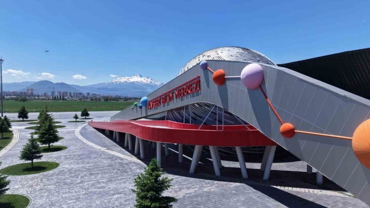Kayseri Bilim Merkezi, öğrencilere bilim dolu anlar yaşatıyor