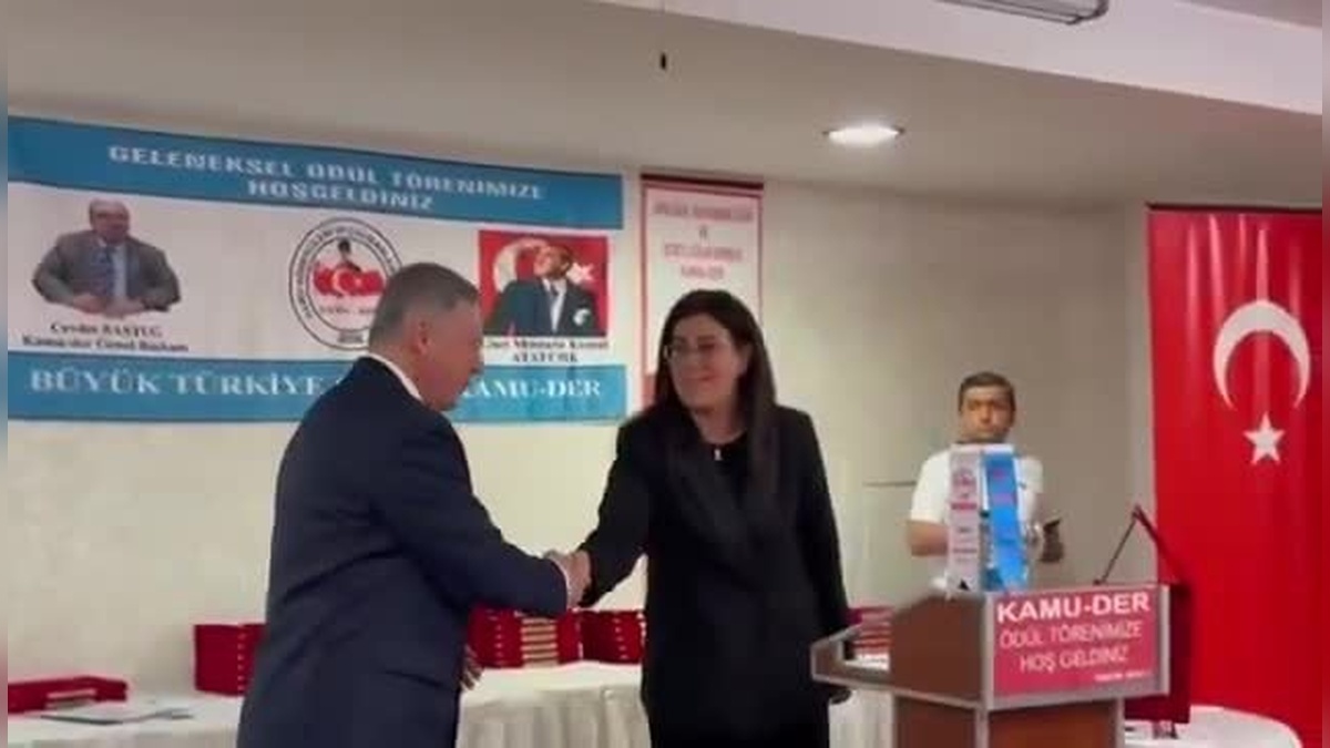 Selçuk Özdağ'a 'Yılın Milletvekili' ödülü