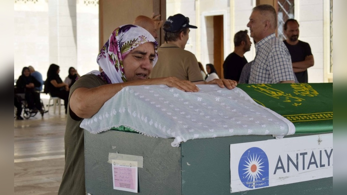 Antalya'da gözyaşı: Erdek'te öldürülen genç kadın annesinin yanına defnedildi