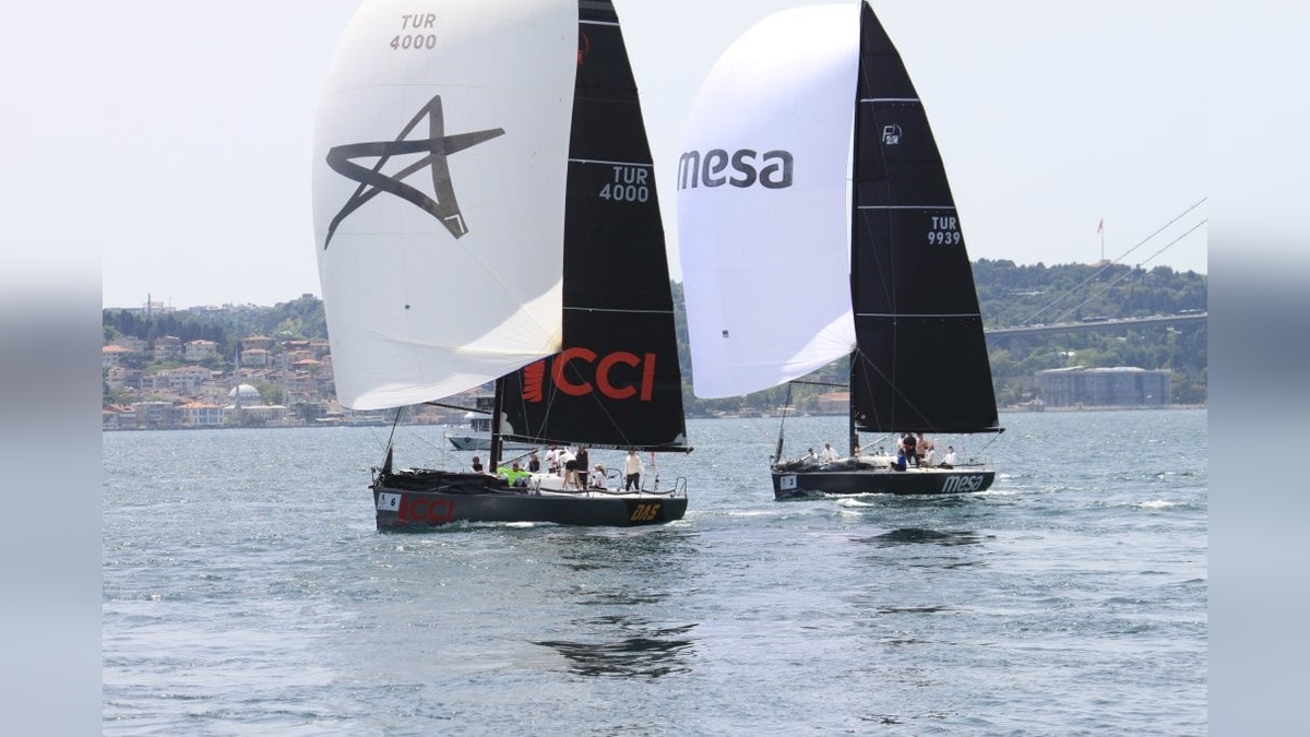 İstanbul Boğazı'nda 'Çocuklar İçin Yarışıyoruz' sloganıyla yelken yarışı düzenlendi