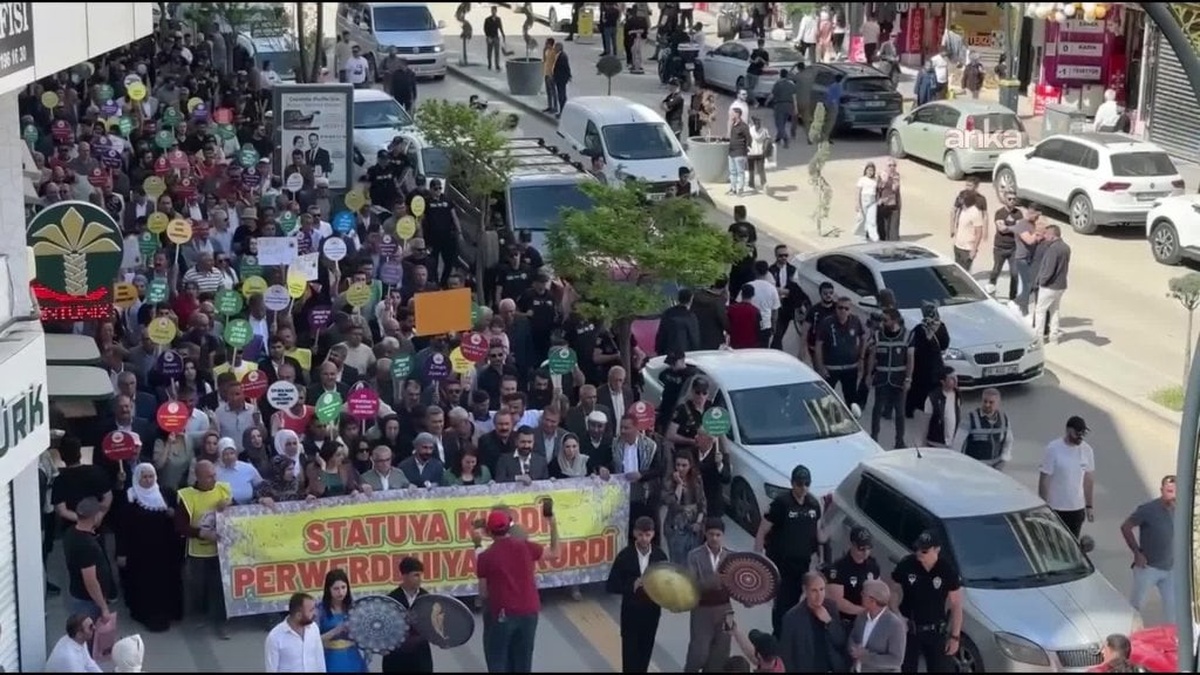 Van'da 'Kürt Dil Bayramı' etkinliği: Kürtçe'nin resmi dil olması talep edildi