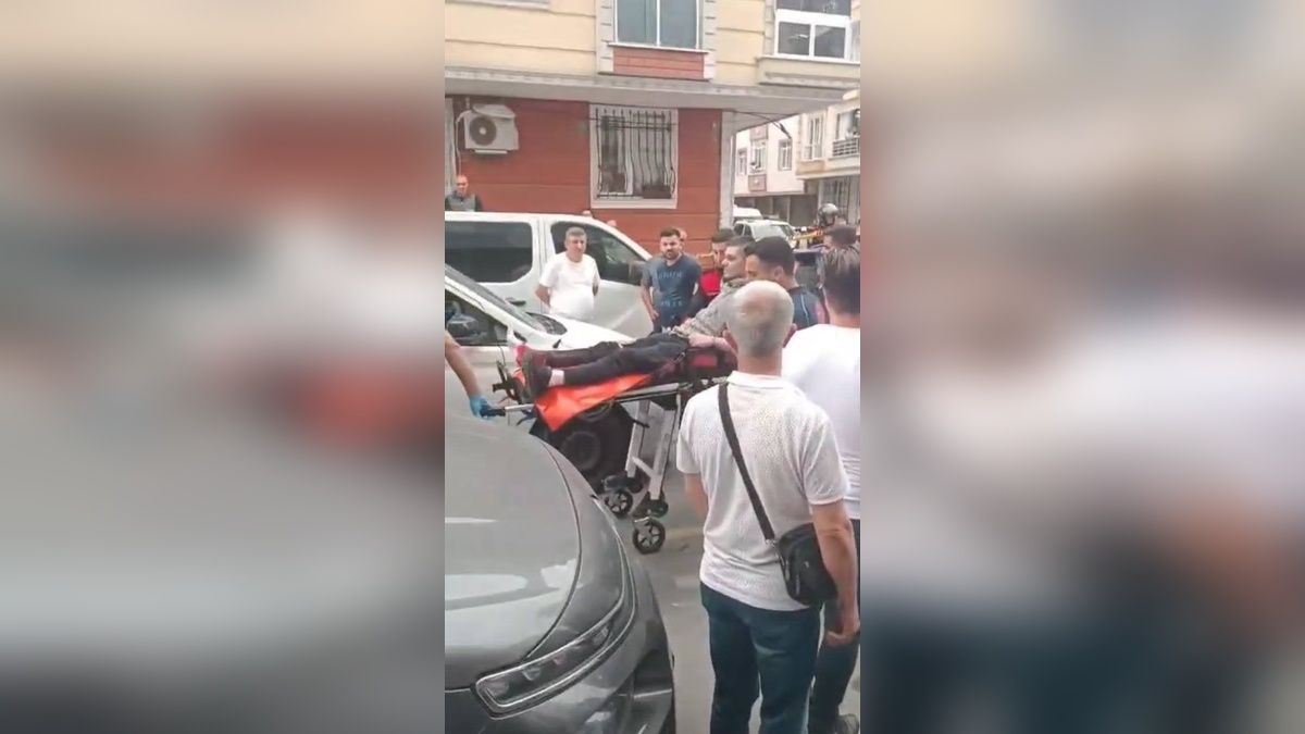 Küçükçekmece'de polise bıçaklı saldırı: Şüpheli ayağından vuruldu