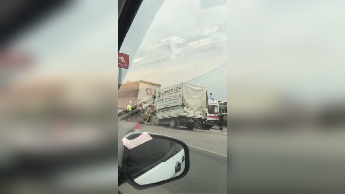 Bursa'da trafik kazası: Kamyonet sürücüsü sıkıştı