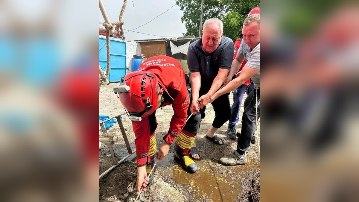 Burhaniye'de kuyuya düşen kuzu kurtarıldı