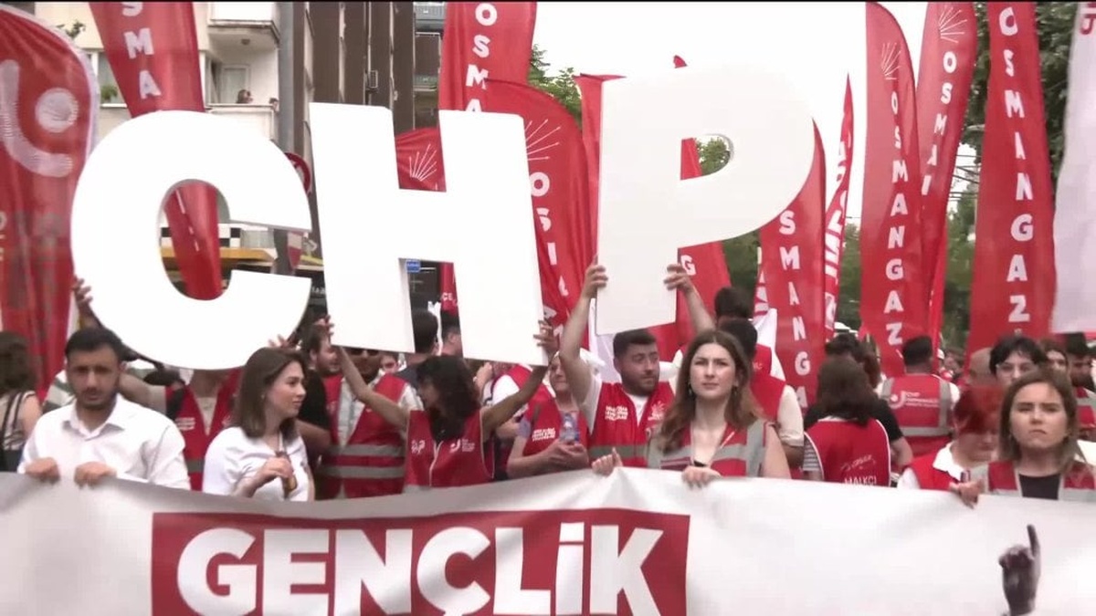 CHP Gençlik Kolları'ndan Bursa'da miting yürüyüşü: "Sandığı getirin, küfeyi taşımaya hazırız"