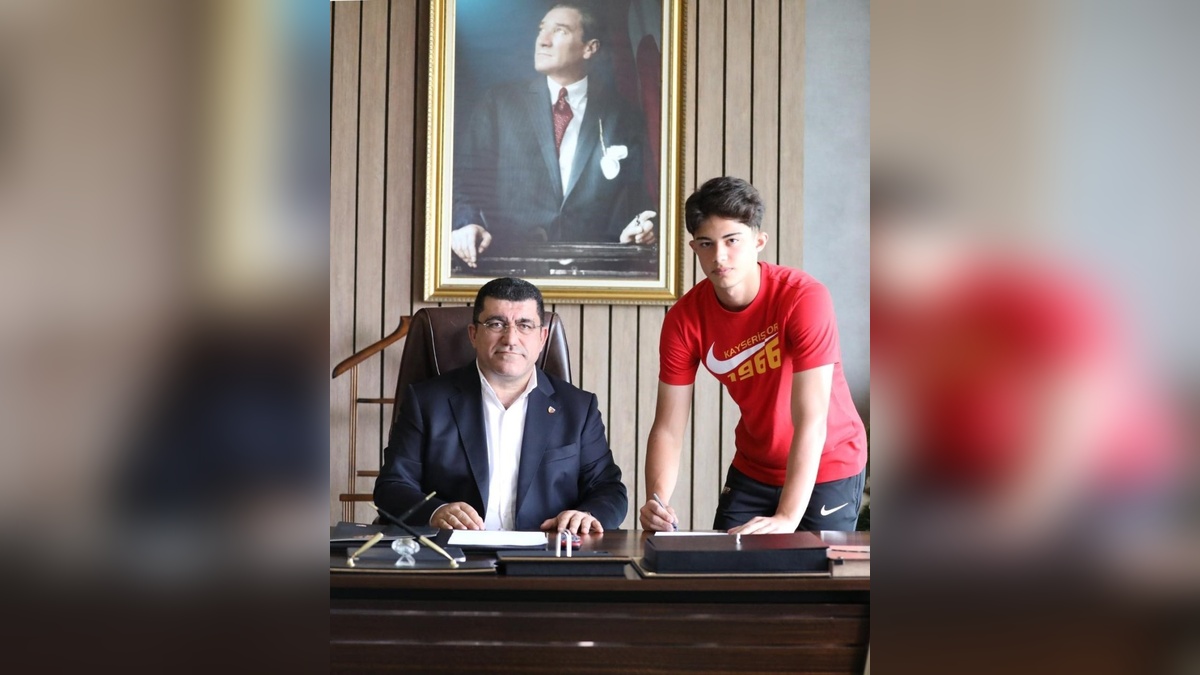 Kayserispor, Kayra Cihan ile profesyonel sözleşme imzaladı