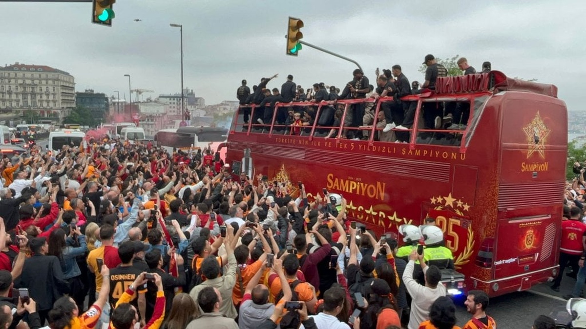Galatasaray kafilesi, Yenikapı'daki şampiyonluk kutlamaları için yola çıktı
