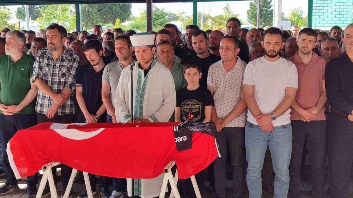 Giresun'da trafik kazasında hayatını kaybeden 8 yaşındaki Eymen Kabakulak toprağa verildi