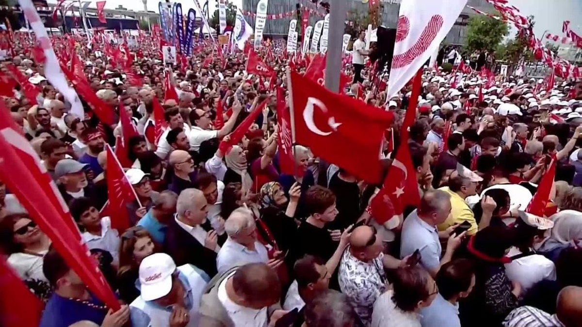 CHP lideri Özel, Bursa'da seslendi: "Özgür Özel’den olsa olsa barış güvercini olur"