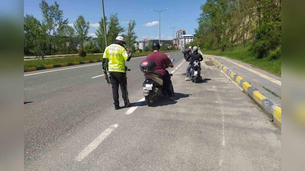 Kastamonu'da motosikletliden tehlikeli şov