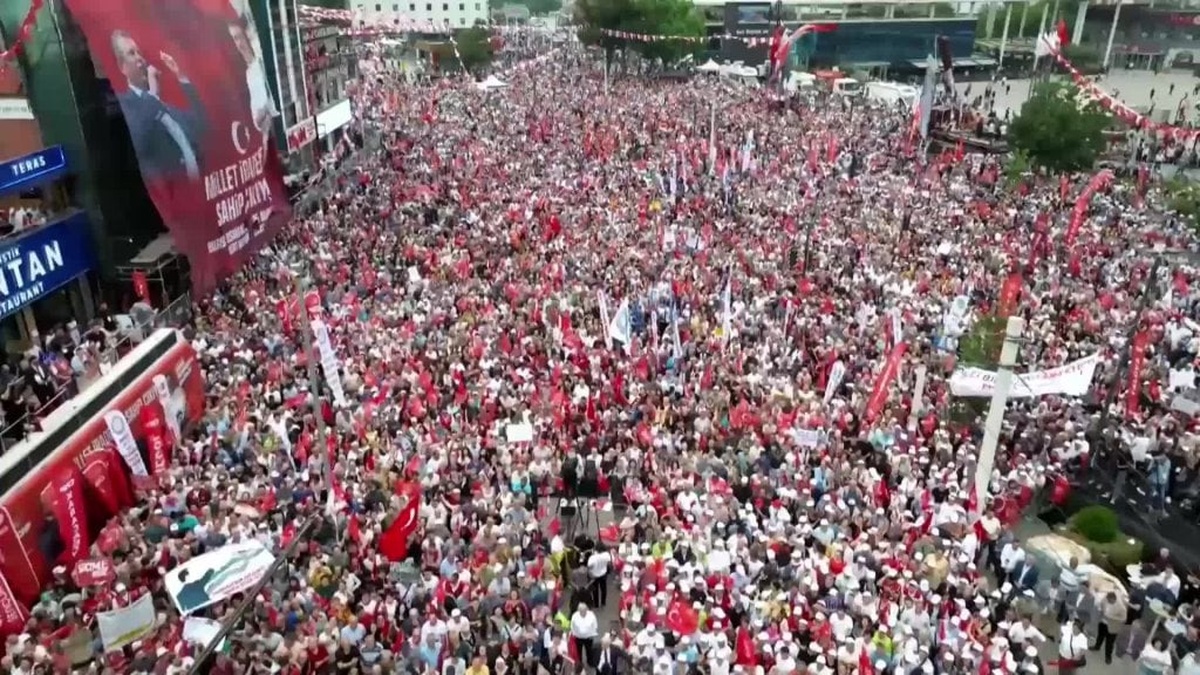 CHP lideri Özel'den Bursa mitinginde asgari ücret çıkışı: 'Metal fırtınadan büyüğü geliyor'