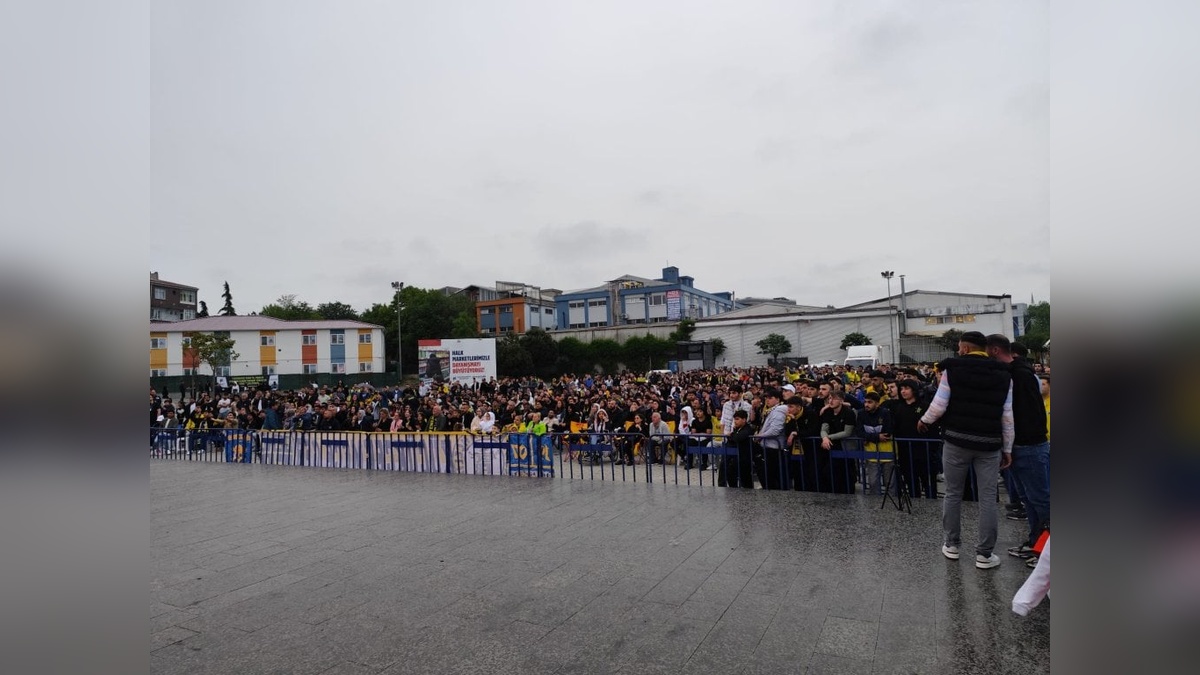 Küçükçekmece'de taraftarlar Fenerbahçe Beko'nun final maçını açık havada izledi