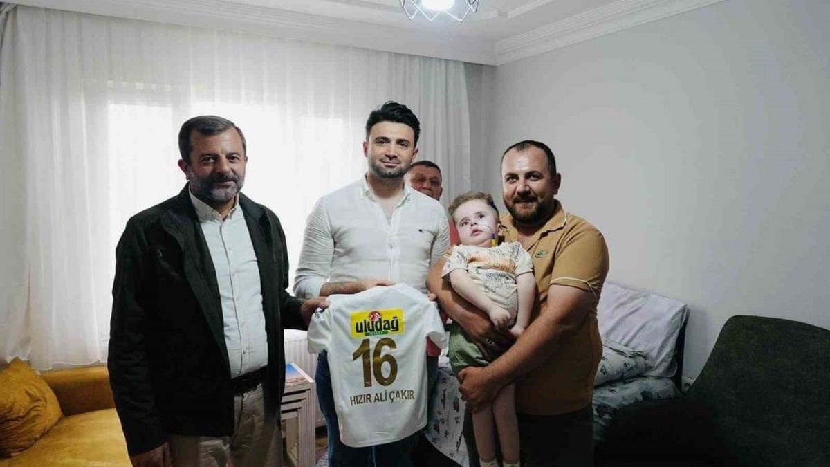 Bursaspor Başkanı Enes Çelik'ten minik taraftar Hızır Ali'ye ziyaret