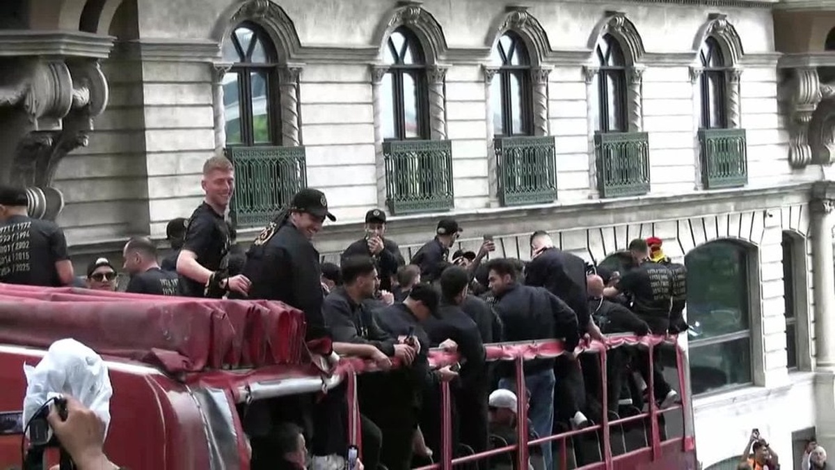 Galatasaray, şampiyonluk turunu İstanbul'da coşkulu taraftarlarıyla kutladı