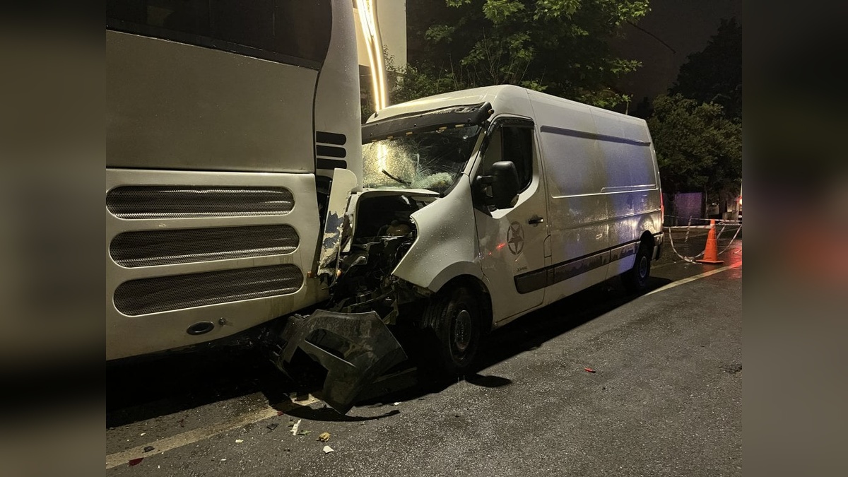 Kocaeli'nde park halindeki otobüse çarpan kamyonet 3 yaralıya neden oldu