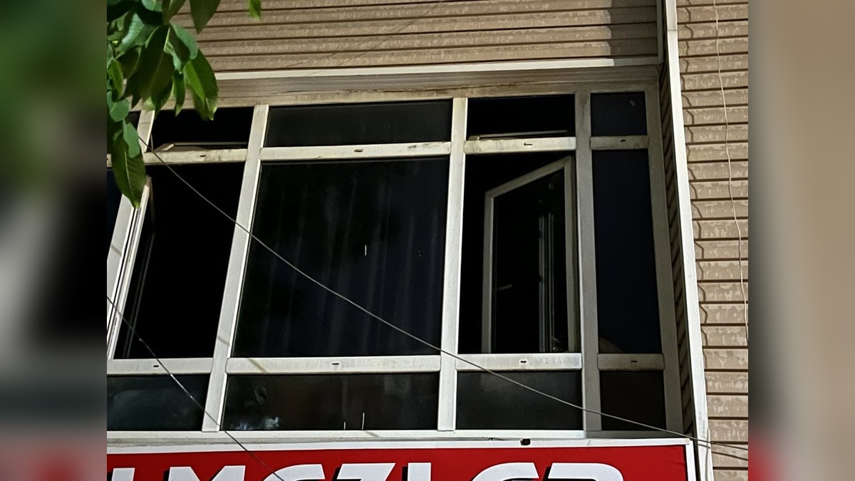 Kocaeli'nde iş merkezinde mahsur kalan adam, pencereden düşerek yaralandı